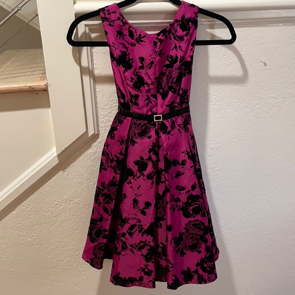 Girls Christmas/New Year/Holiday dress Magenta/Pink with velvet flowers. Worn 1x